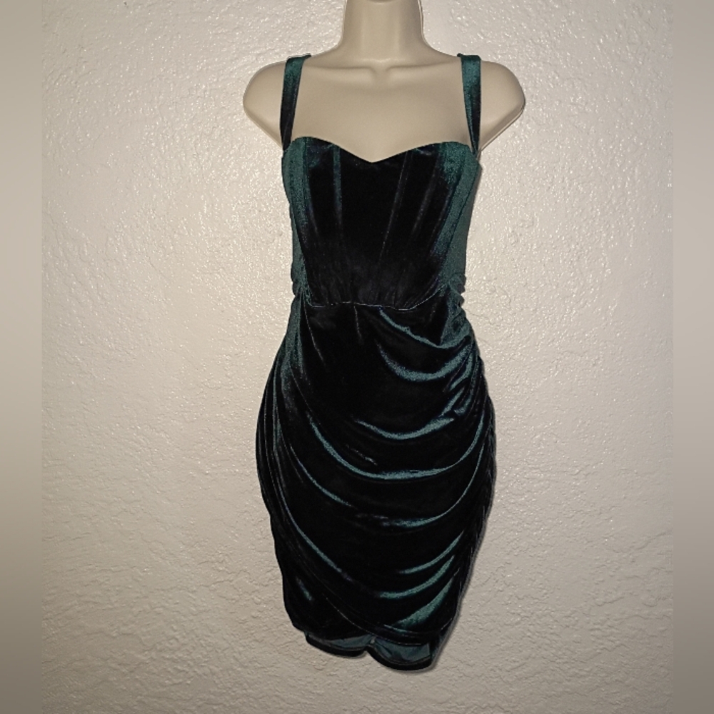 Moalluom Green Velvet Mini Dress - Picture 3 of 7